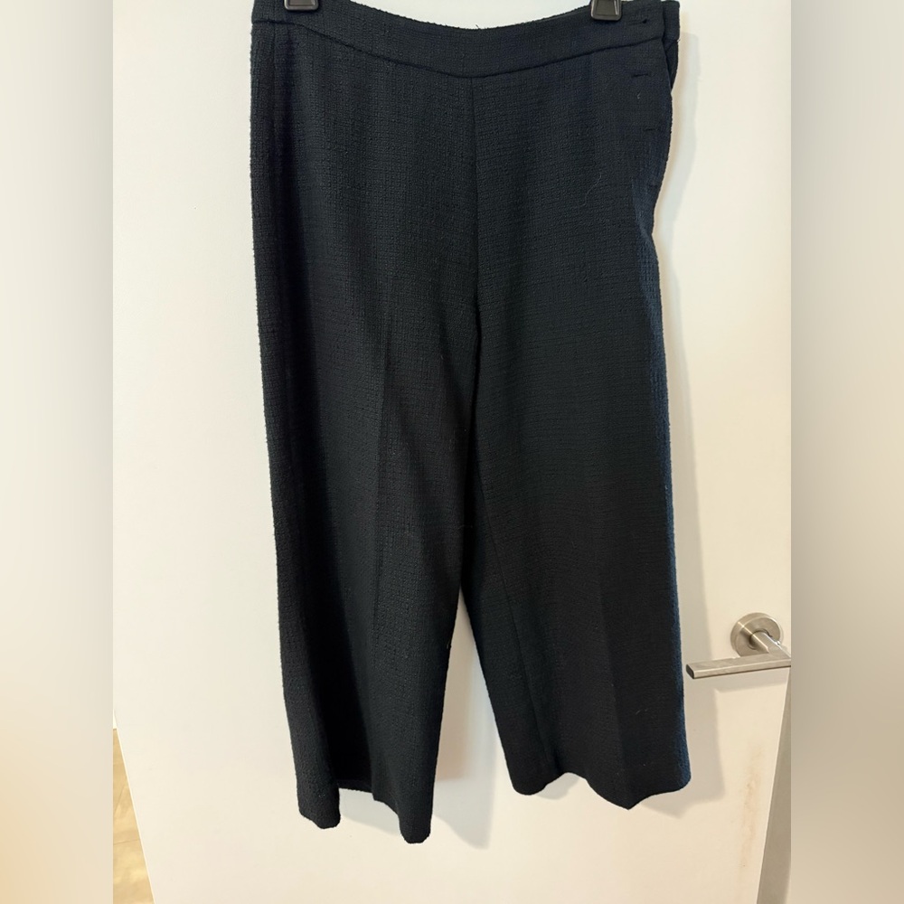 Elie Tahari black women’s crop pants side buttons size 4
